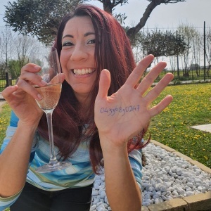 donna sorridente che saluta la fotocamera
