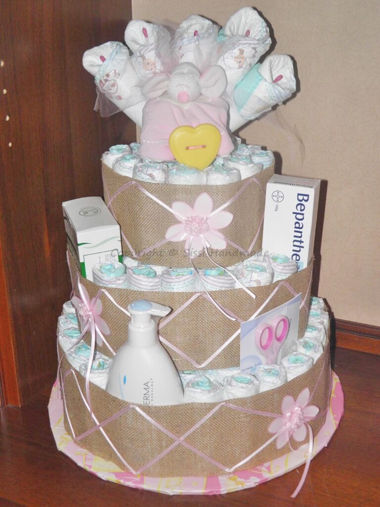 torta pannolini bambina con prodotti per il neonato
