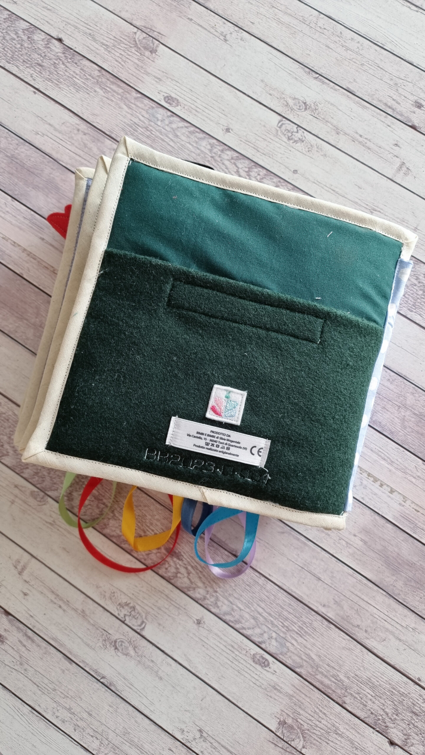 quiet book libro sensoriale in tessuto fatto a mano
