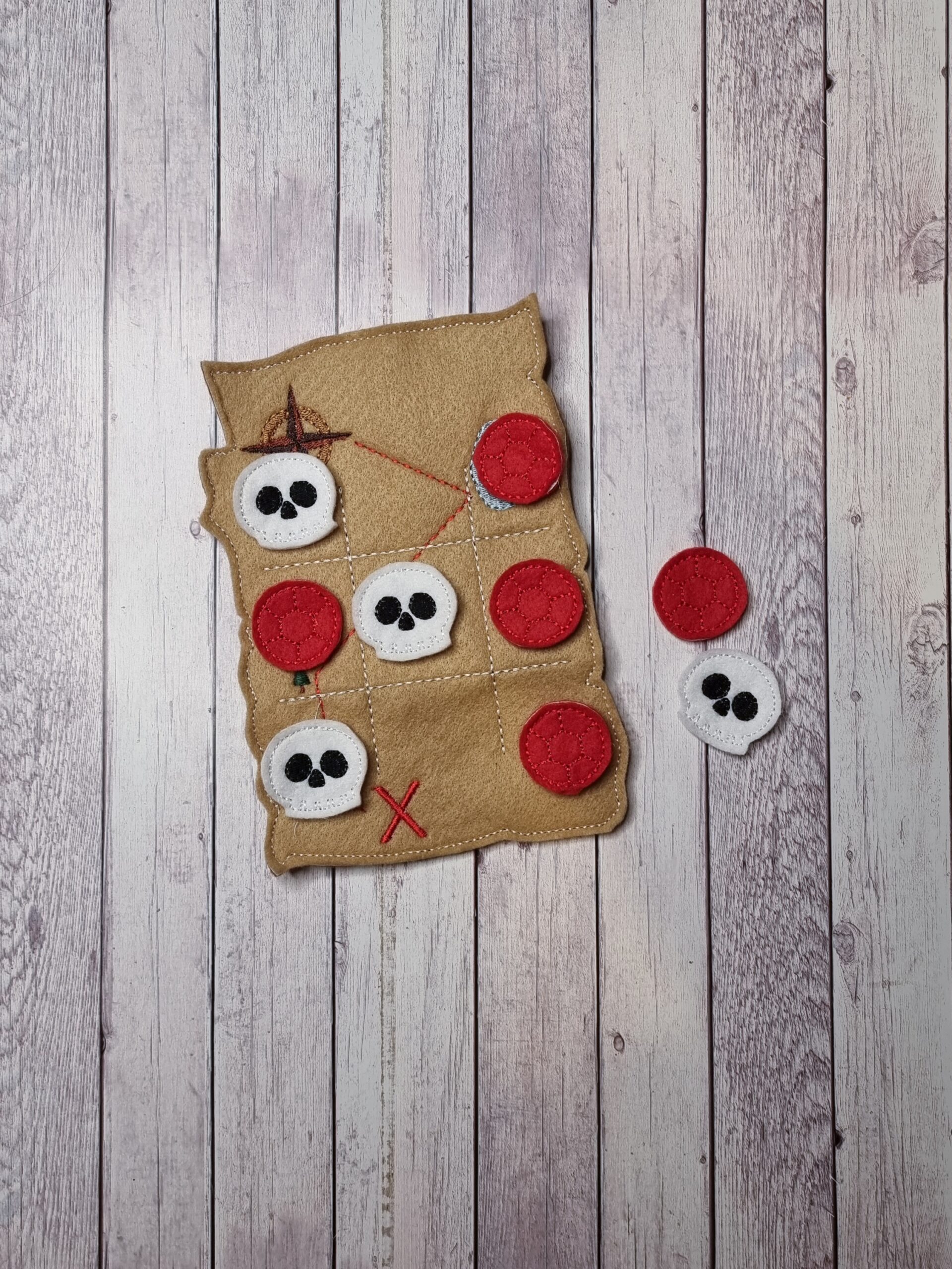 gioco tris pirati in pannolenci fatto a mano