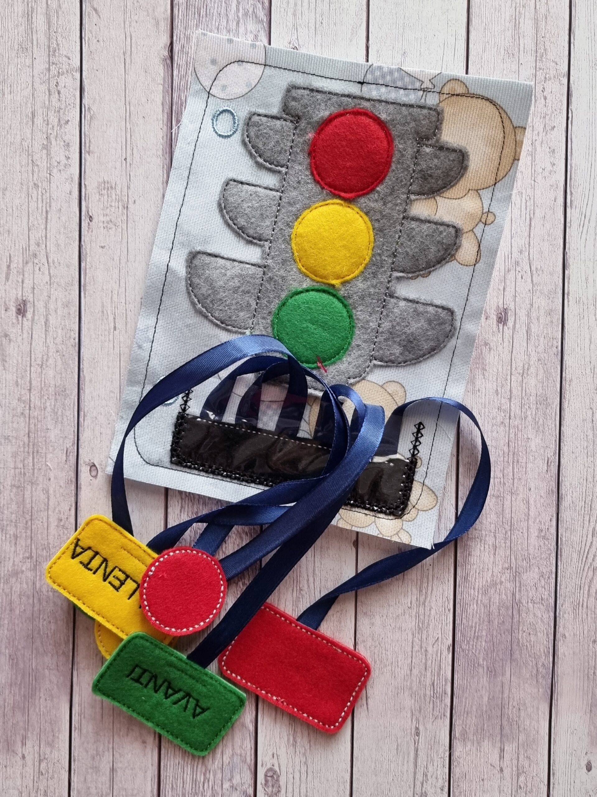 quiet book libro sensoriale in tessuto fatto a mano