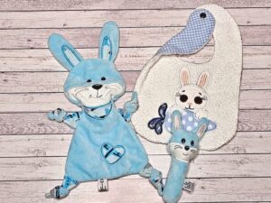 idea regalo nascita bambino doudou sonaglio bavaglio neonato fatto a mano Vicenza Italia